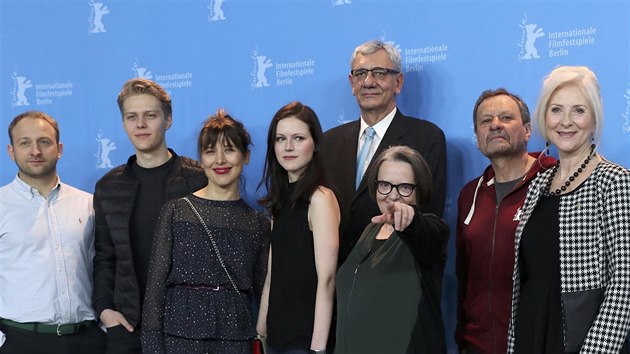 Na Berlinale se pedstavila delegace novho filmu Agnieszky Hollandov (tet zprava) Pes kosti mrtvch, kde hraje i Miroslav Krobot (druh zprava) (12. nora 2017).