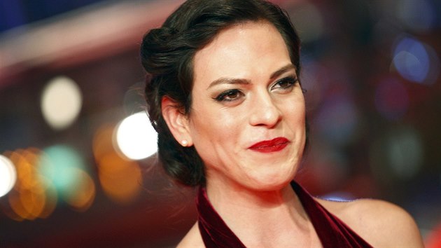 Hereka Daniela Vega dorazila na Berlinale uvst snmek Una mujer fantstica (12. nora 2017).