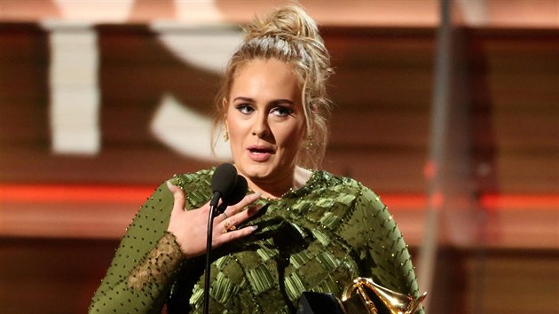 Adele s cenou za pse roku Hello (Grammy Awards, Los Angeles, 12. nora 2017)