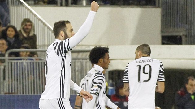 Kanonr Juventusu Gonzalo Higuan se oslavuje branku do st Cagliari.