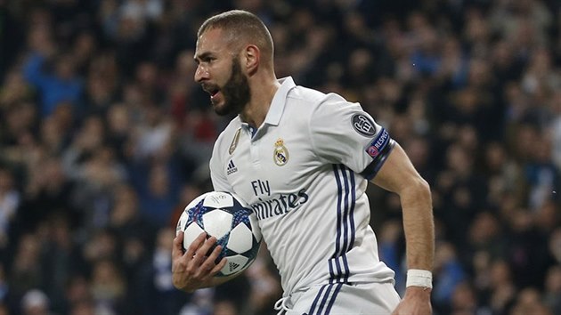 SROVNAL. Veden Neapole na stadionu Realu Madrid vydrelo 11 minut, pak se trefil Karim Benzema (na snmku).