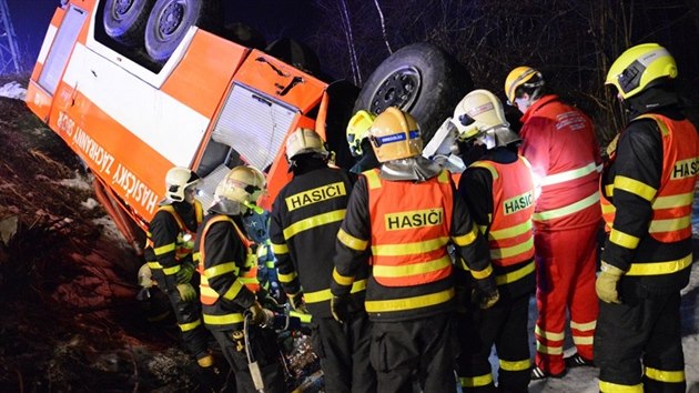 Dobrovoln hasii se pevrtili s cisternou na silnici na Karvinsku. Jeden z nich zemel.