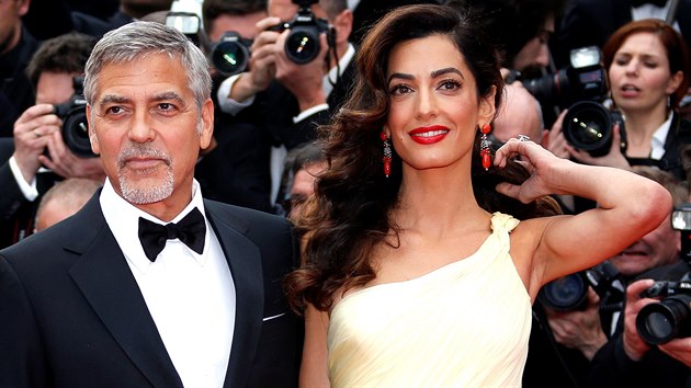 George Clooney a jeho manelka Amal (Cannes, 12. kvtna 2016)
