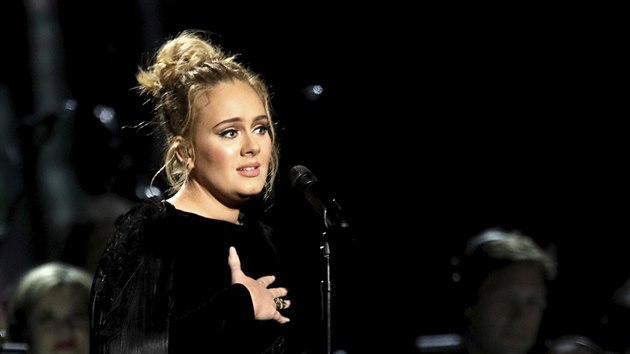 Adele v prbhu Grammy 2017 vystoupila s poctou Georgi Michaelovi. A zopakovala si i trapas z roku 2016 s nejistm zpvem, tehdy zavinn technickmi vpadky. Omlouvm se, je to iv v televizi a nechci, aby to dopadlo jako loni. Musm zat znovu, zastavila pse Fast Love po dalm nepovedenm nstupu.