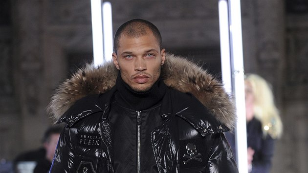 Jeremy Meeks na pehldce znaky Philipp Plein (New York, 12. nora 2017)