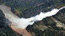 Voda unikající pohotovostním pepadem z kalifornské pehrady Oroville (13....