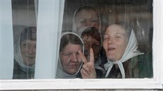Obyvatelky vznice u ruského msta Kinema v Ivanovské oblasti (24. dubna 2012)