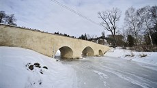 Pvodn kamenný most v Ronov nad Sázavou získal novou bílou fasádu v roce 2013.