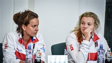 Barbora Strýcová  (vlevo) a Kateina Siniaková pi losování zápas 1. kola Fed...