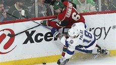Ondřej Palát z Tampy nechce pustit do útočné akce Mikaela Granlunda z Minnesoty. Ondřej Palát z Tampy nechce pustit do útočné akce Mikaela Granlunda z Minnesoty.