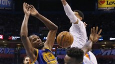 Kevin Durant z Golden State (v modrém) ztratil míč v souboji s přesilou hráčů... Kevin Durant z Golden State (v modrém) ztratil míč v souboji s přesilou hráčů...