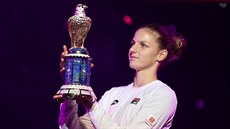 Karolína Plíková si uívá pohled na trofej pro vítzku turnaje v Dauhá.