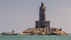 Socha básníka Thiruvalluvara shlíí ze svého ostrova na celé msto Kanyakumari.