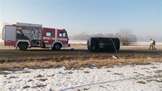 Převrácené auto přimáčklo nepřipoutaného řidiče k silnici. Převrácené auto přimáčklo nepřipoutaného řidiče k silnici.