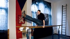Zaměstnanec muzea Ivan Rous zkouší sportovní náčiní. Zaměstnanec muzea Ivan Rous zkouší sportovní náčiní.