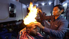 HOLIČ. Palestinský holič Ramadán Odván používá k práci na jihu Pásma Gazy... HOLIČ. Palestinský holič Ramadán Odván používá k práci na jihu Pásma Gazy...