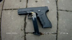 Strážníci dopadli chlapce, který vyhrožoval plynovou pistolí Strážníci dopadli chlapce, který vyhrožoval plynovou pistolí