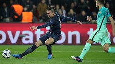 Julian Draxler z Paíe St. Germain stílí Barcelon druhý gól v zápase Ligy...