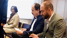 Před krajským soudem v Ostravě stanuli Zdeněk Pastor (uprostřed) a Tomáš Pastor... Před krajským soudem v Ostravě stanuli Zdeněk Pastor (uprostřed) a Tomáš Pastor...