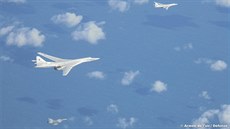 Ruské bombardéry Tu-160 v mezinárodním vzduném prostoru smovaly k...