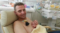 Když se narodil, vážil syn Marka Březy Filípek pouze 850 gramů a neuměl sám... Když se narodil, vážil syn Marka Březy Filípek pouze 850 gramů a neuměl sám...