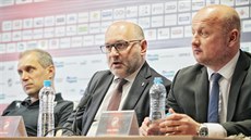 Plzeňští šéfové majitel Tomáš Paclík (druhý zprava) a generální manažer Adolf... Plzeňští šéfové majitel Tomáš Paclík (druhý zprava) a generální manažer Adolf...