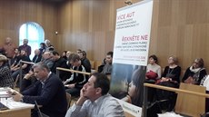 Boj o most u budějovické nemocnice sílí. Odpůrci se střetli s příznivci na... Boj o most u budějovické nemocnice sílí. Odpůrci se střetli s příznivci na...