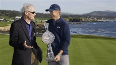 Jordan Spieth s Clintem Eastwoodem po triumfu na turnaji v Pebble Beach. Jordan Spieth s Clintem Eastwoodem po triumfu na turnaji v Pebble Beach.