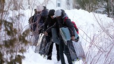 Rodina z Jemenu se pokouí dostat do Kanady u msta Hemmingford ve stát Quebec.