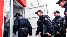 Policejní kontroly na ubytovně v Rychnově nad Kněžnou. Policejní kontroly na ubytovně v Rychnově nad Kněžnou.