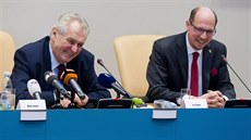 Miloš Zeman na návštěvě Královéhradeckého kraje s hejtmanem Jiřím Štěpánem... Miloš Zeman na návštěvě Královéhradeckého kraje s hejtmanem Jiřím Štěpánem...