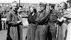 Marie-Marguerite Michelin s příslušníky francouzského Červeného kříže na dvoře... Marie-Marguerite Michelin s příslušníky francouzského Červeného kříže na dvoře...