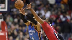 Russell Westbrook (vlevo) z Oklahomy se snaží prosadit přes bránícího Johna... Russell Westbrook (vlevo) z Oklahomy se snaží prosadit přes bránícího Johna...