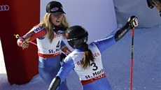 Amerianka Mikaela Shiffrinová (vlevo) a Italka Sofia Goggiová se radijí ze...