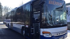 Autobus převážející děti narazil zezadu do kamionu, nehoda se obešla bez... Autobus převážející děti narazil zezadu do kamionu, nehoda se obešla bez...