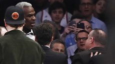 Charles Oakley bhem strkanice se leny ochranky pi zápase New York Knicks.