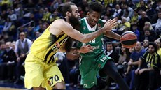Will Clyburn (vpravo) z Darüssafaky Istanbul obchází Gigiho Datomeho z... Will Clyburn (vpravo) z Darüssafaky Istanbul obchází Gigiho Datomeho z...