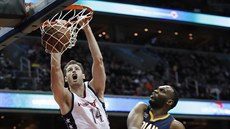 Jason Smith (vlevo) z Washingtonu smečuje v utkání s Indianou, neubránil ho Al... Jason Smith (vlevo) z Washingtonu smečuje v utkání s Indianou, neubránil ho Al...
