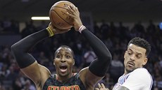 Dwight Howard (vlevo) z Atlanty pod tlakem Matta Barnese ze Sacramenta. Dwight Howard (vlevo) z Atlanty pod tlakem Matta Barnese ze Sacramenta.
