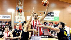 Kamil Švrdlík (u míče) z Pardubic při zakončení na opavský koš. Kamil Švrdlík (u míče) z Pardubic při zakončení na opavský koš.