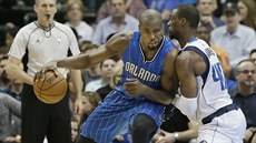 Serge Ibaka (vlevo) jet v dresu Orlanda, tlaí se do dallaského Harrisona...