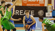 Radek Farský z juniorského týmu USK Praha během utkání s Darüssafakou Dogus... Radek Farský z juniorského týmu USK Praha během utkání s Darüssafakou Dogus...