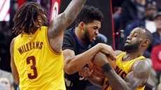 Derrick Williams (vlevo) a LeBron James z Clevelandu bojují s Karlem-Anthonym...