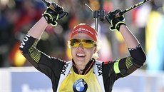 Laura Dahlmeierová slaví zlato z MS biatlonistek ve vytrvalostním závodu.