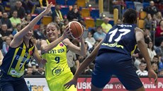 Laia Palauová (u míče) z USK Praha proniká ke koši Fenerbahce Istanbul kolem... Laia Palauová (u míče) z USK Praha proniká ke koši Fenerbahce Istanbul kolem...