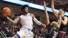 Josh Jackson (11) z Kansasu přihrává v utkání s Texas Tech kolem Anthonyho... Josh Jackson (11) z Kansasu přihrává v utkání s Texas Tech kolem Anthonyho...