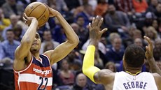 Otto Porter Jr. (22) z Washingtonu střílí přes Paula George (13) z Indiany. Otto Porter Jr. (22) z Washingtonu střílí přes Paula George (13) z Indiany.