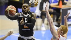 Nymburský rozehrávač Bryon Allen zakončuje na koš Pardubic, ubránit ho... Nymburský rozehrávač Bryon Allen zakončuje na koš Pardubic, ubránit ho...