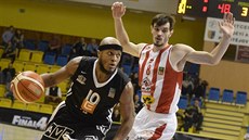 Eugene Lawrence (u míče) z Nymburka uniká Viktoru Půlpánovi z Pardubic. Eugene Lawrence (u míče) z Nymburka uniká Viktoru Půlpánovi z Pardubic.