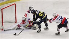 Momentka z duelu hokejist Tebíe (bílá) a Ústí nad Labem